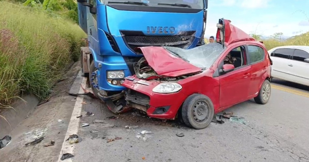 Mulher morre em acidente entre carro e carreta na BR-116, em Itambacuri