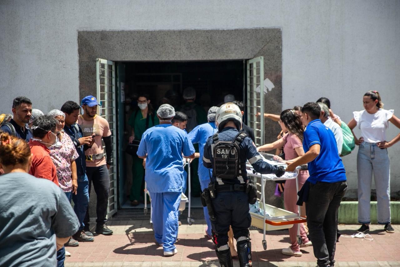 Mães e bebês são resgatados após incêndio em hospital de Fortaleza. — Foto: Ismael Soares/ Sistema Verdes Mares (SVM)