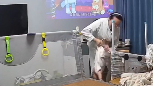 Câmera flagra mãe salvando bebê de queda na China; VÍDEO - Mulher agarrou criança pelo macacão e, por pouco, a criança não bateu com a cabeça no chão.