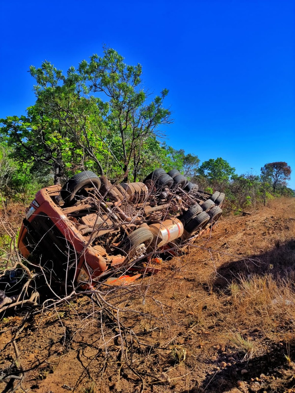 Carreta capota na BR-153 após motorista se desviar de carro funerário  — Foto: Divulgação/Corpo de Bombeiros