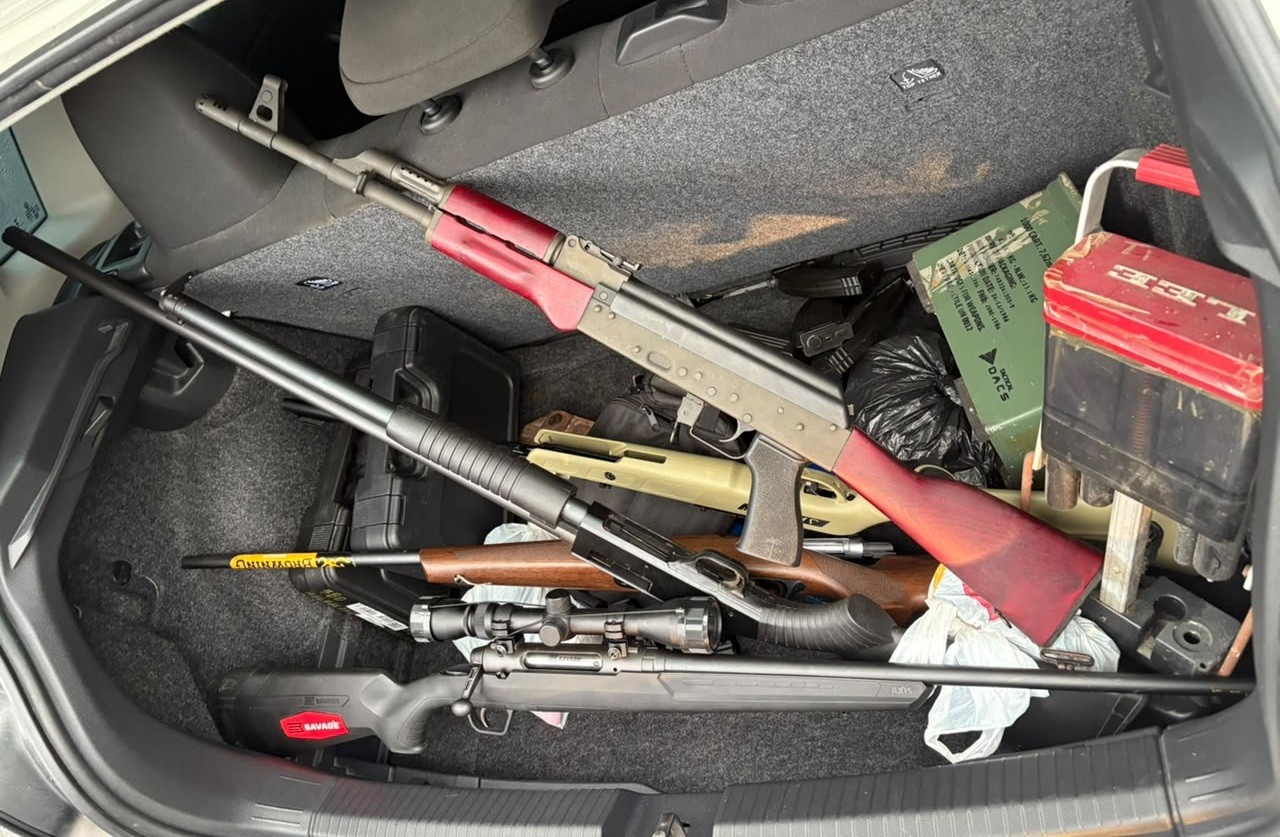 Suspeito de atirar contra motorista por aplicativo é preso com arsenal de armas em Maceió