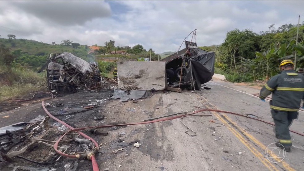 Acidente entre 3 veculos na BR-116 causa mortes e deixa feridos  Foto: Jornal Nacional/ Reproduo