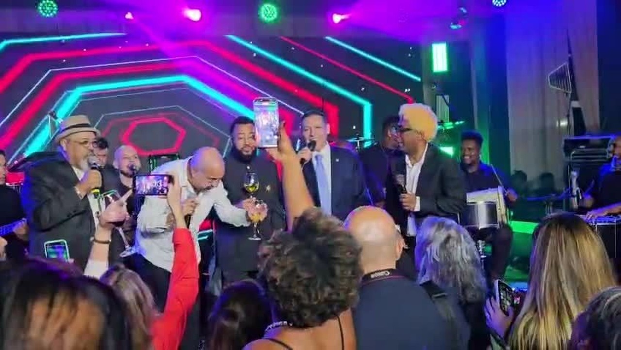 Nunes Marques canta com artistas no palco de festa após posse no TSE; veja vídeo