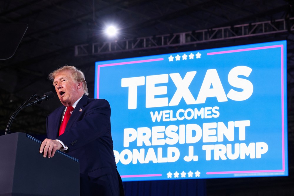 Donald Trump insinua fraude em eleição presidencial do Brasil durante comício no Texas