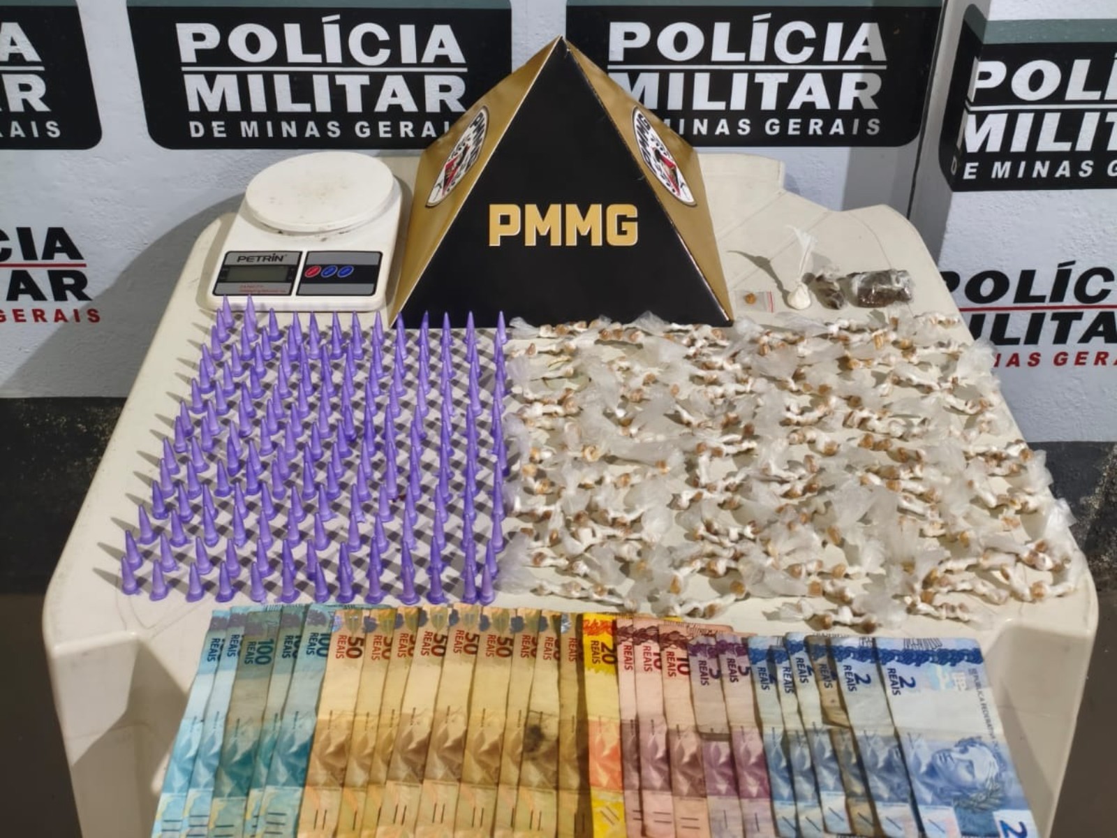 Quatro pessoas são presas com mais de 300 pedras de crack em Santana do Paraíso