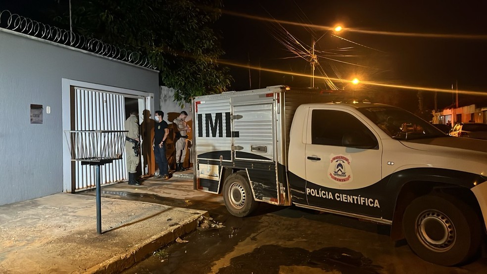 Instituto Médico Legal foi chamado para retirar o corpo — Foto: Ana Paula Rehbein/TV Anhanguera