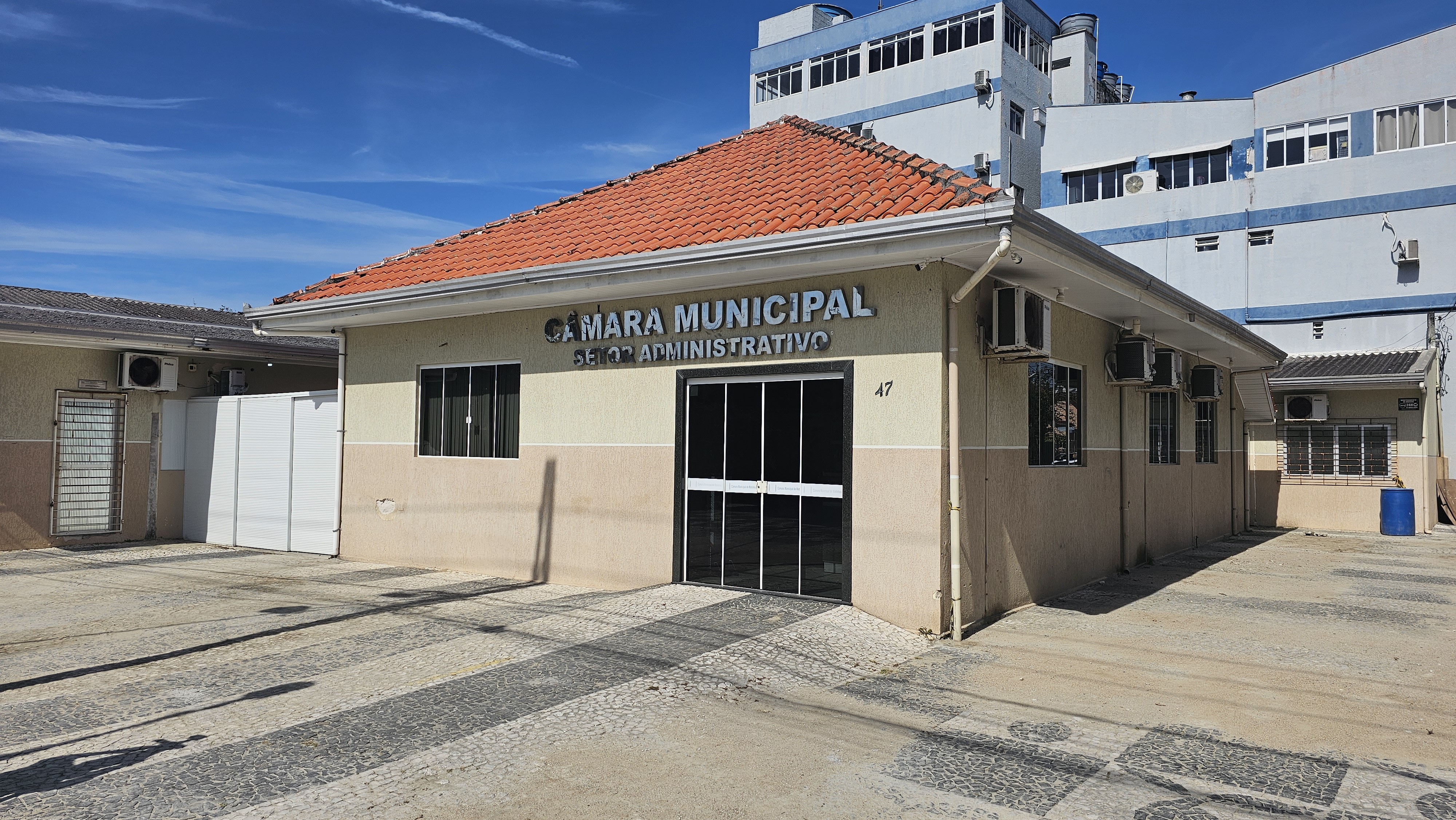 Funcionária encontra câmera escondida em banheiro feminino de Câmara Municipal de Matinhos
