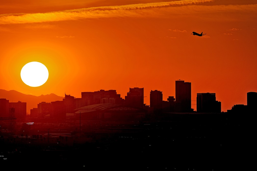 Um avião decola do Aeroporto Internacional Sky Harbor na tarde de 12 de julho de 2023, em Phoenix, nos Estados Unidos. — Foto: AP Foto/Matt York
