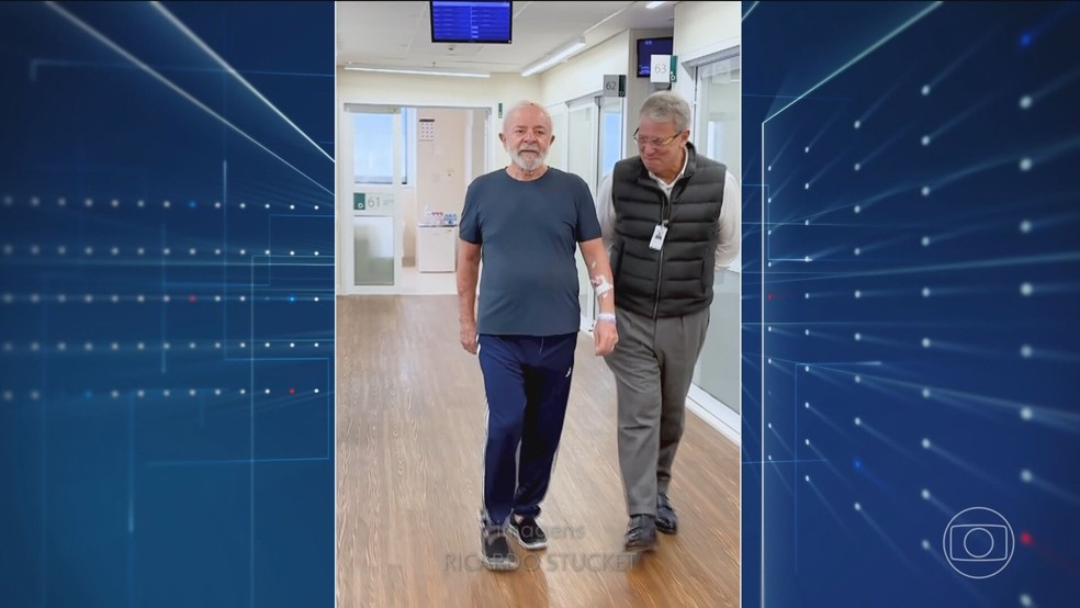 Em vídeo, Lula aparece caminhando no corredor do Hospital Sírio-Libanês, ao lado do neurocirurgião Marcos Stavale — Foto: Reprodução/TV Globo