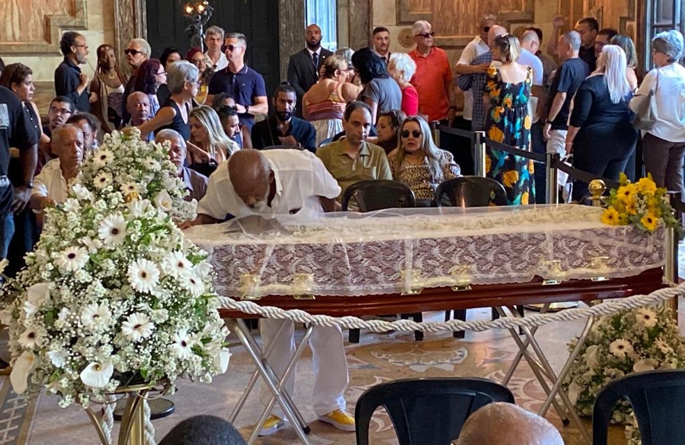 Antônio Pitanga beija o corpo de Léa Garcia no Theatro Municipal, no Centro do Rio — Foto: Rafael Nascimento/ g1