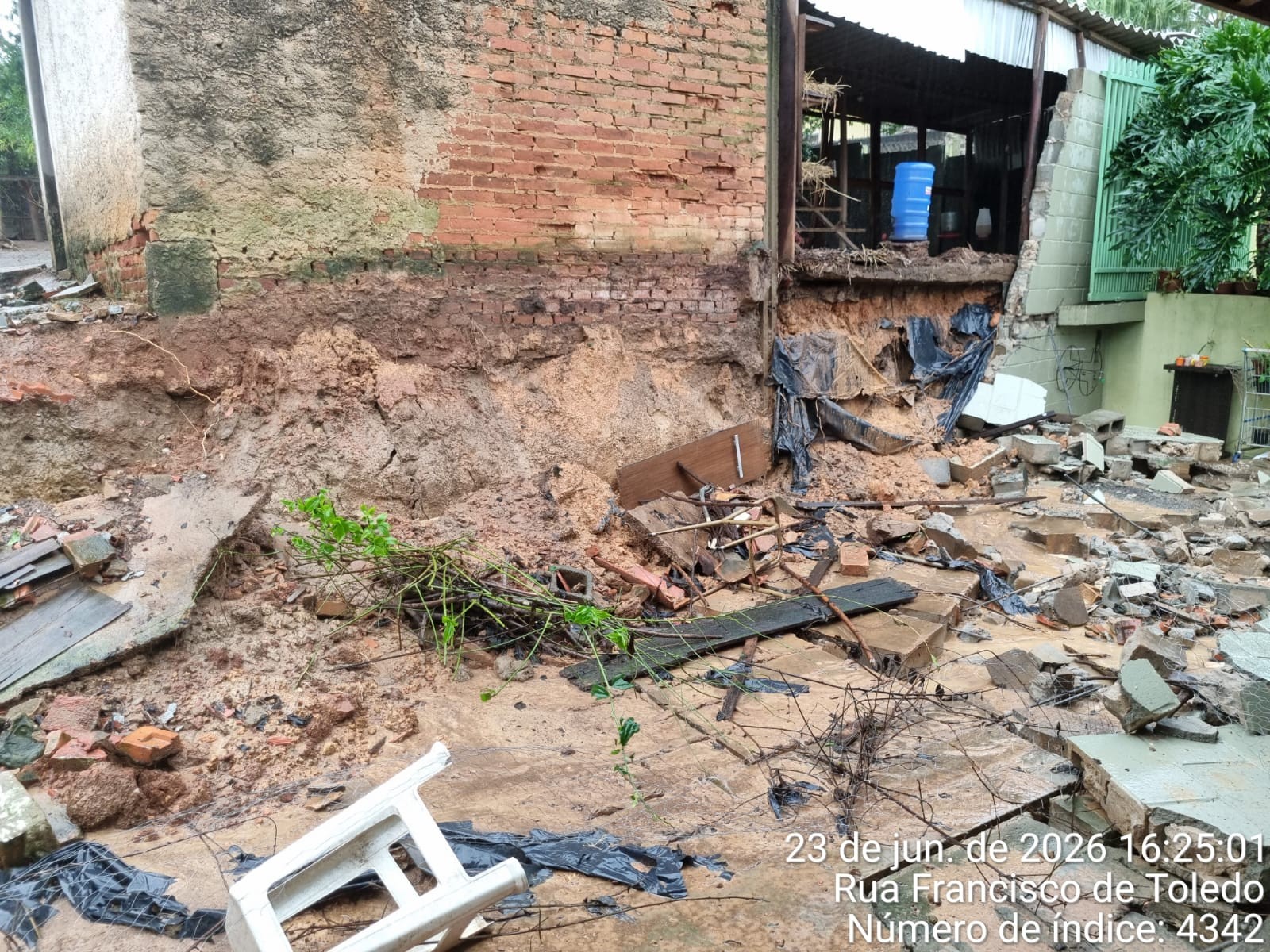 Temporal derruba muro de casa e provoca alagamentos em Tietê