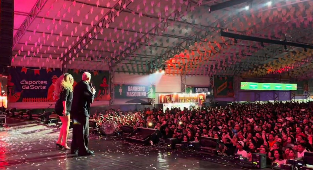 Belo embala público com sucessos do pagode na Festa Junina de Votorantim