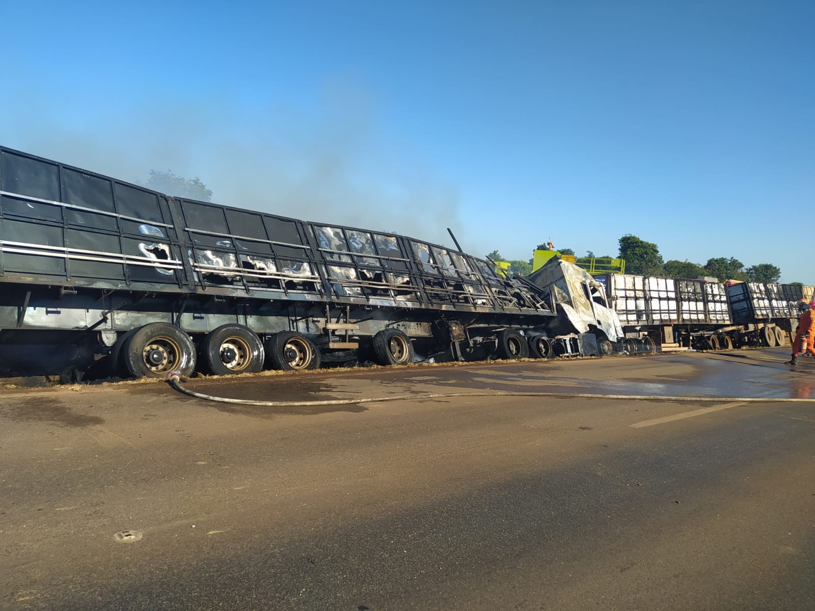 Dois acidentes com carretas são registrados em menos de 30 minutos na BR-163 em MT; vídeo