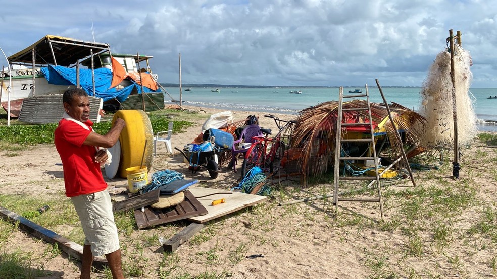 Joel Roberto, de 57 anos, pescador na praia de Miramar, em Cabedelo — Foto: Antônio Vieira/TV Cabo Branco