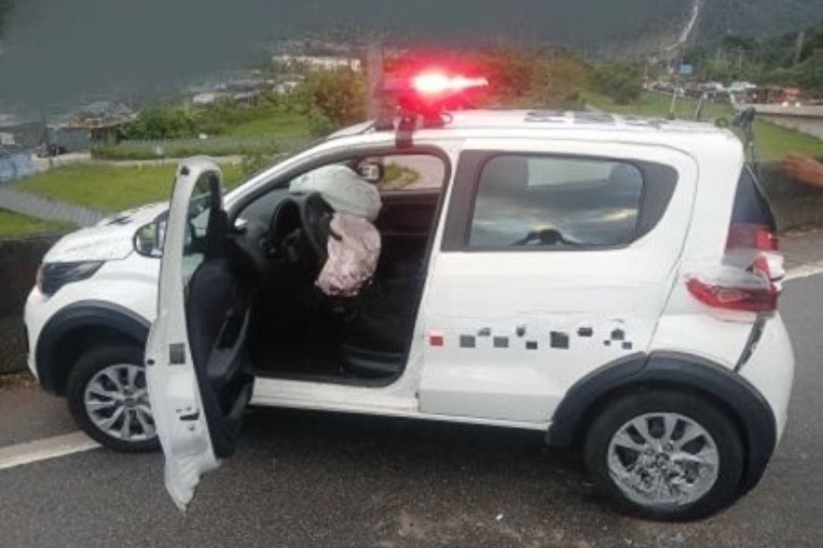 PMs ficam feridos após viatura ser atingida por caminhão na rodovia Anchieta, SP