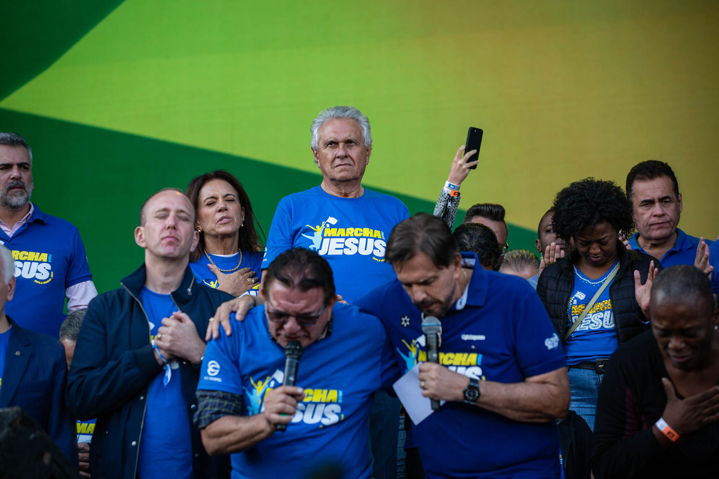 O governador de Goiás, Ronaldo Caiado (União Brasil), no palco da Marcha para Jesus 2024 durante oração na Praça Heróis da FEB, na Zona Norte de São Paulo — Foto: Fábio Tito/g1