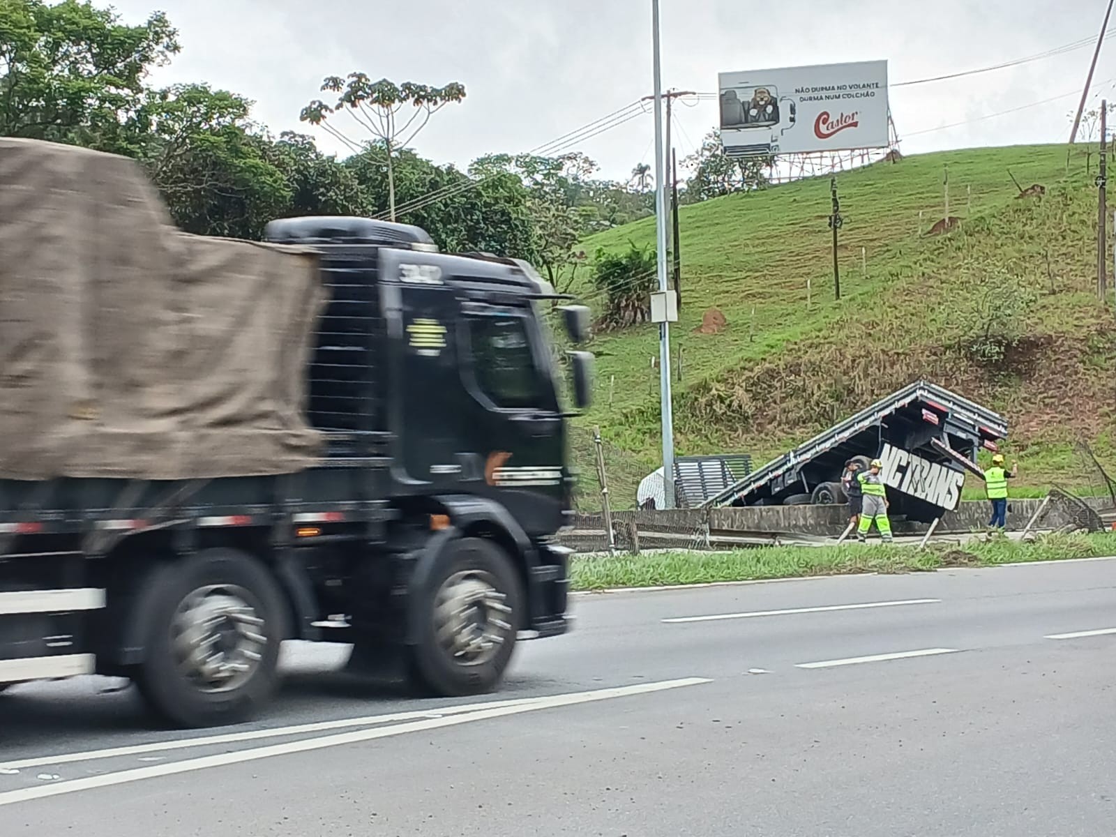 Caminhão bate em barreira central da Rodovia Presidente Dutra, em Santa Isabel