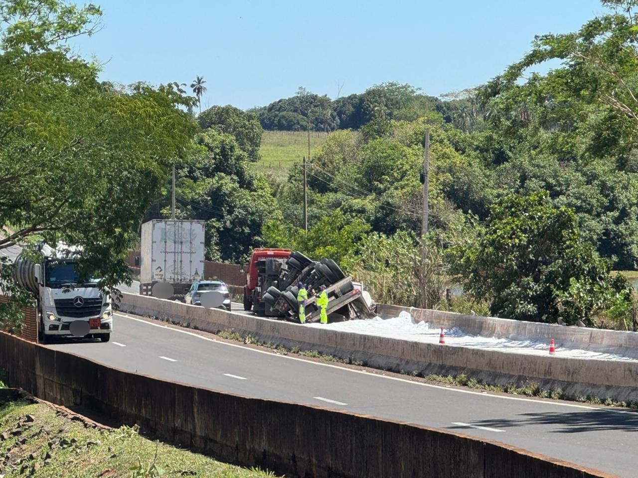 Caminhão tomba em rodovia de Santa Fé do Sul 