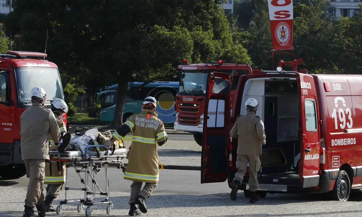 Sem médico, equipe de posto de saúde aciona bombeiros para reanimar paciente no DF