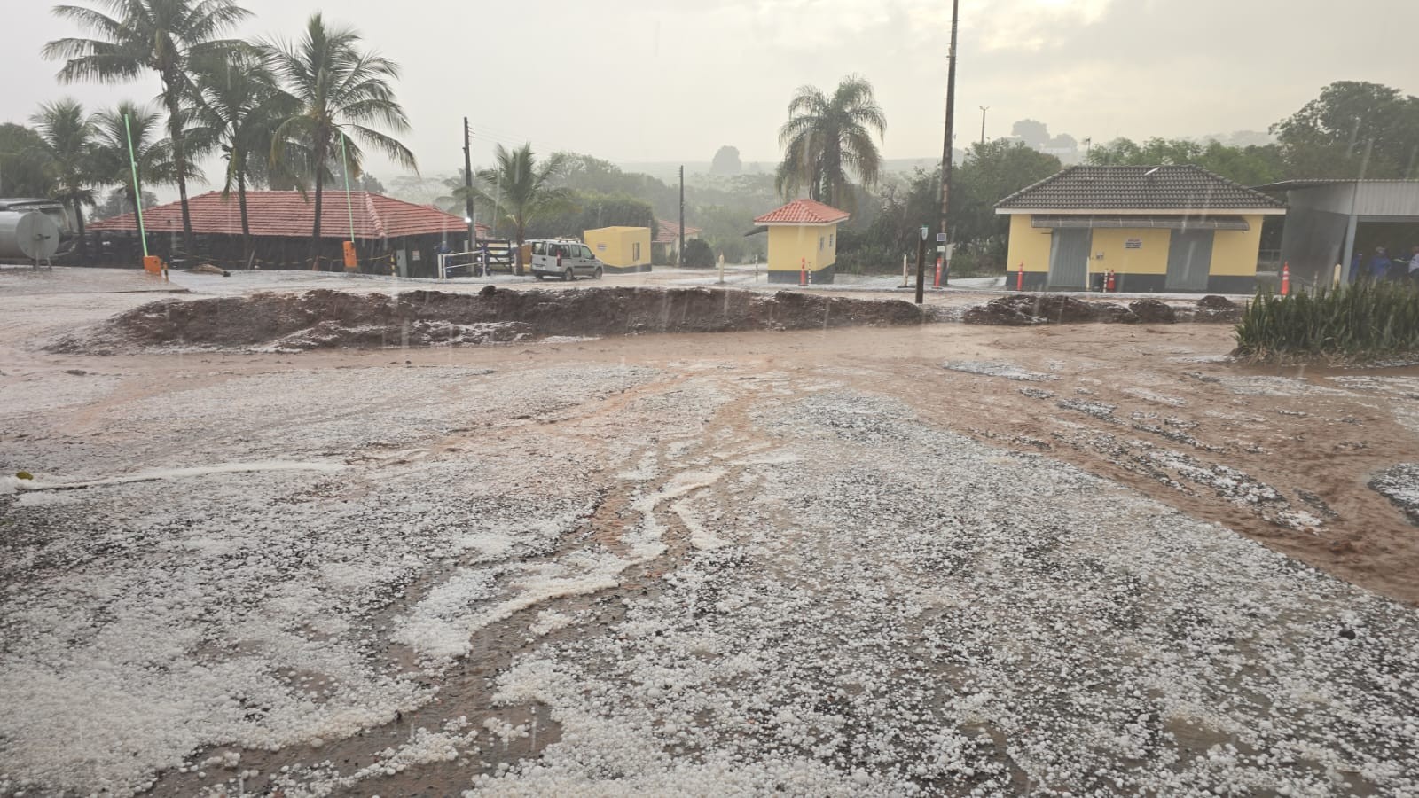 Chuva de granizo assusta moradores de Urupês; vídeo