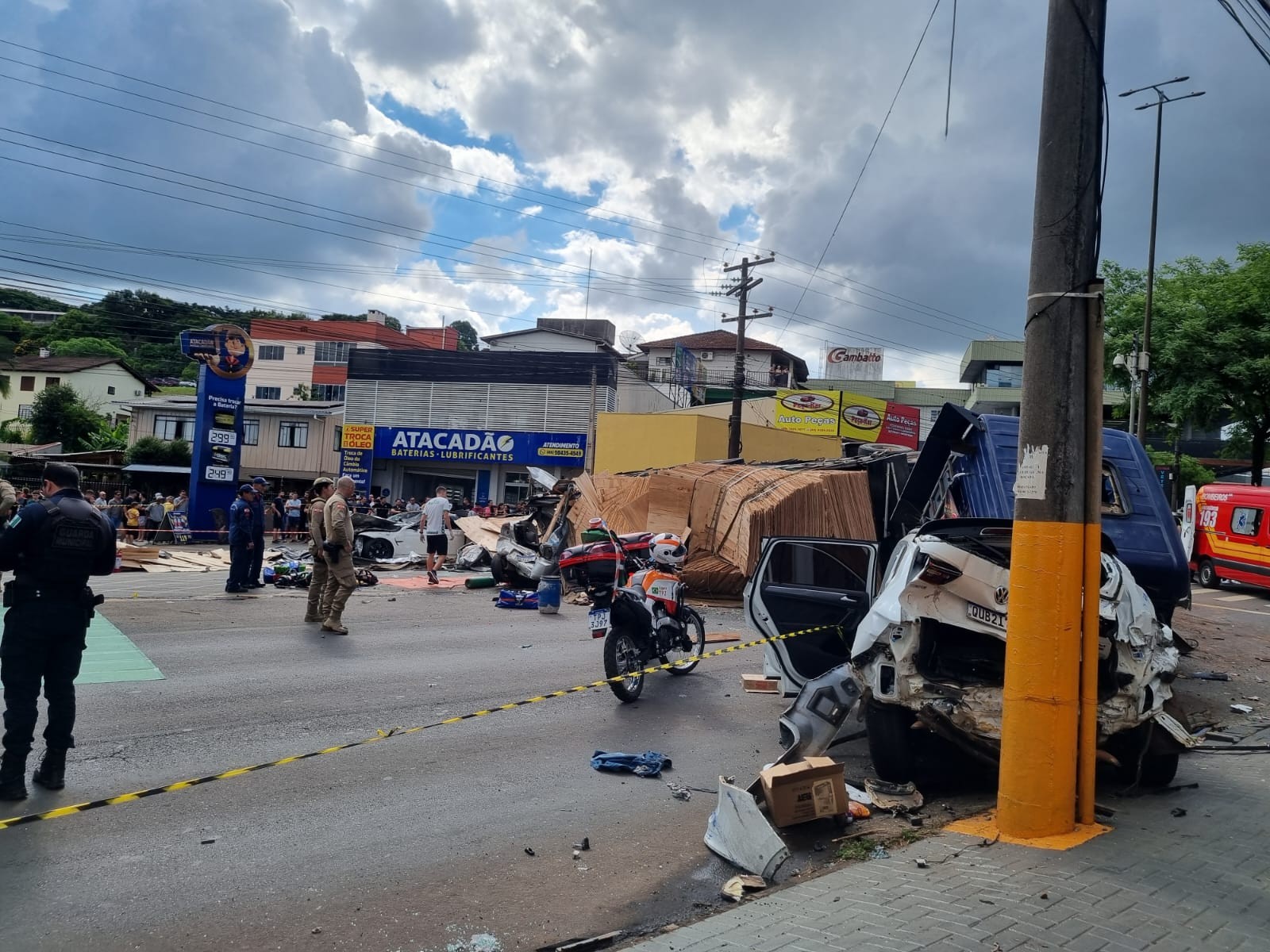 VÍDEO: carreta desgovernada atinge vários veículos em via de Chapecó