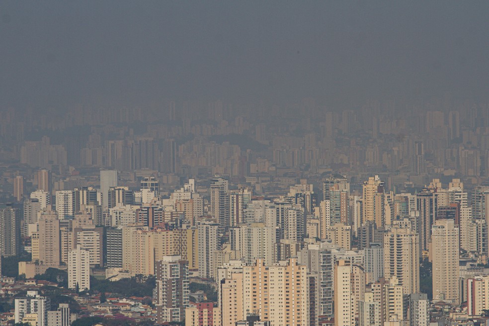Vista da n&eacute;voa de polui&ccedil;&atilde;o que encobrindo a cidade de S&atilde;o Paulo, em 28 de julho de 2022 &mdash; Foto: BRUNO ESCOLASTICO/PHOTOPRESS/ESTAD&Atilde;O CONTE&Uacute;DO