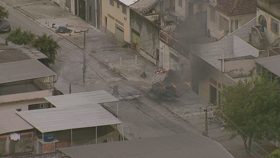Carro queimado no Complexo de Israel — Foto: Reprodução/TV Globo