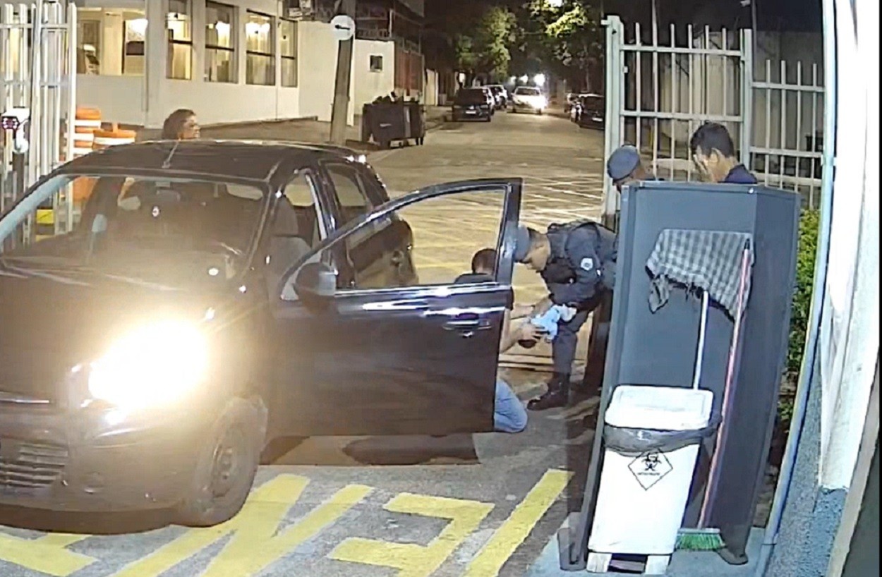 VÍDEO: policiais salvam bebê engasgado levado pela mãe ao quartel em Sorocaba