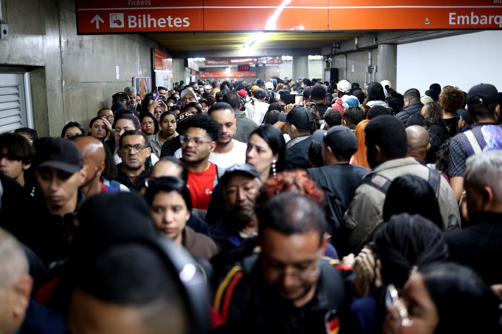 Movimento de passageiros na estação Guaianases, na zona leste de São Paulo nesta quarta-feira (5), durante greve na CPTM. — Foto: FÁBIO VIEIRA/ESTADÃO CONTEÚDO/ESTADÃO CONTEÚDO