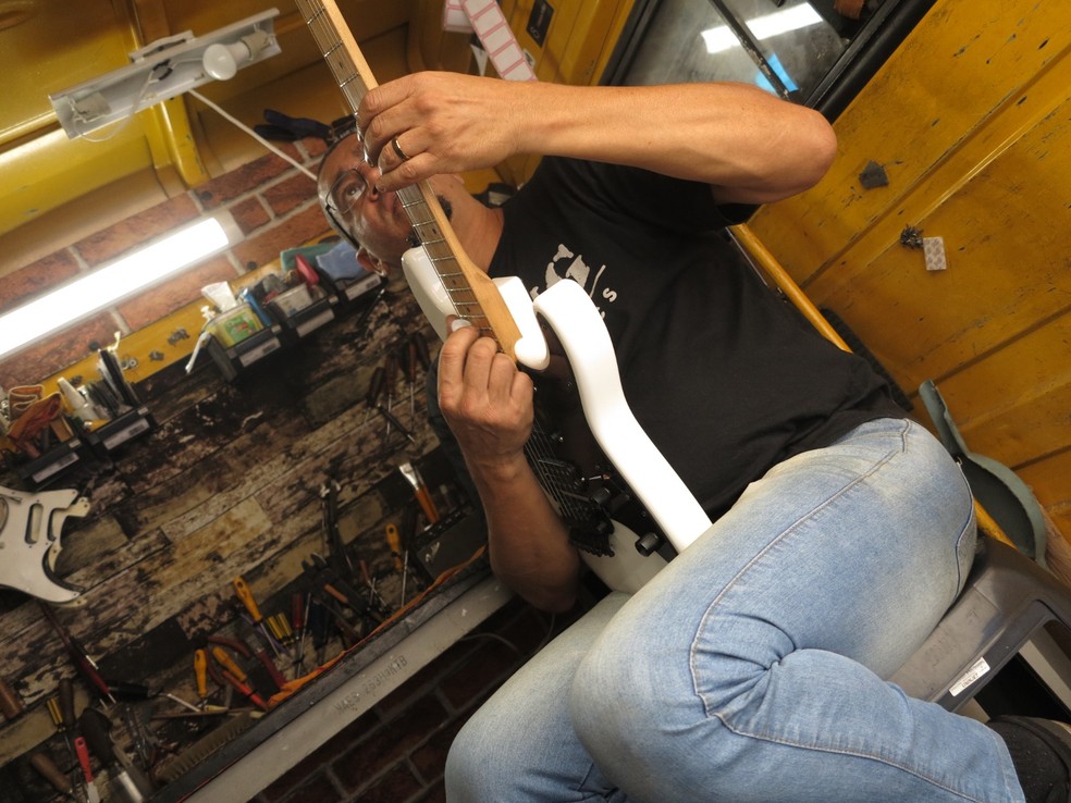Homem transforma van em oficina móvel de instrumentos musicais — Foto: Ricardo Coutinho/Arquivo pessoal