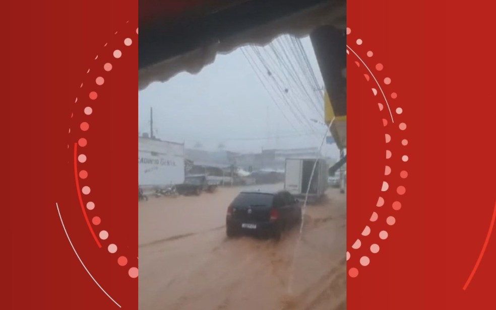 Ruas alagadas em Baixa Grande, no centro norte da Bahia — Foto: Reprodução/Redes Sociais