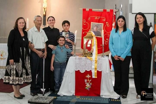 Avô, menino que recebeu milagre e familiares na paróquia em MS — Foto: Redes sociais/Reprodução