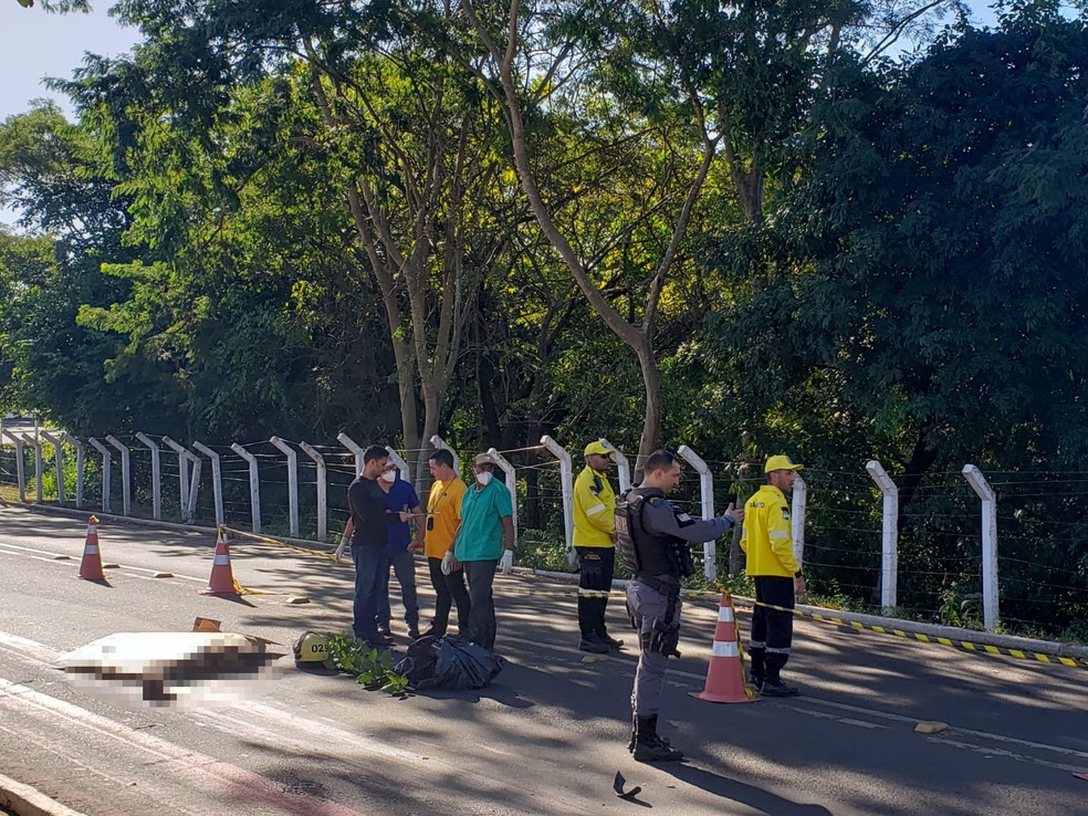 Mototaxista morre esmagado por caminhão próximo à Ponte Metálica — Foto: Eric Souza/ Rede Clube
