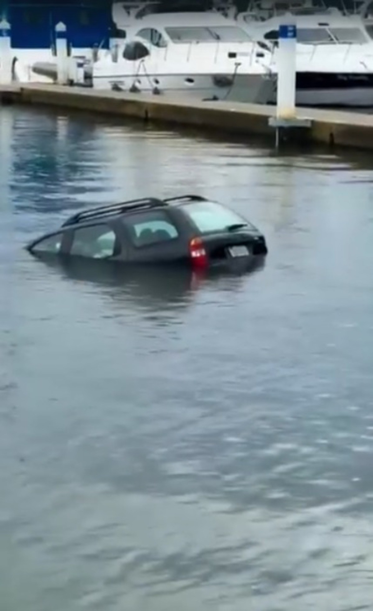 Carro cai no mar na Praia da Ribeira, em Angra dos Reis