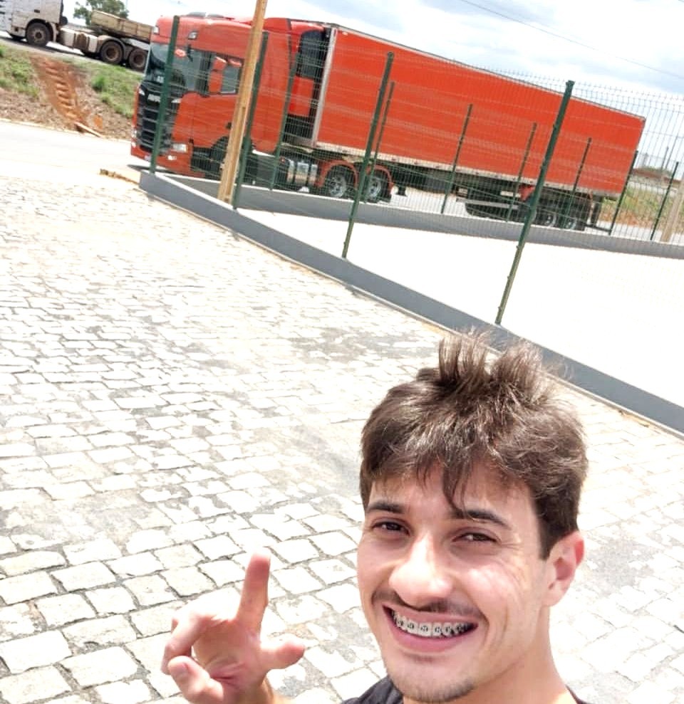 Quem era o caminhoneiro influenciador que morreu ao cair em ribanceira com a carreta em MG