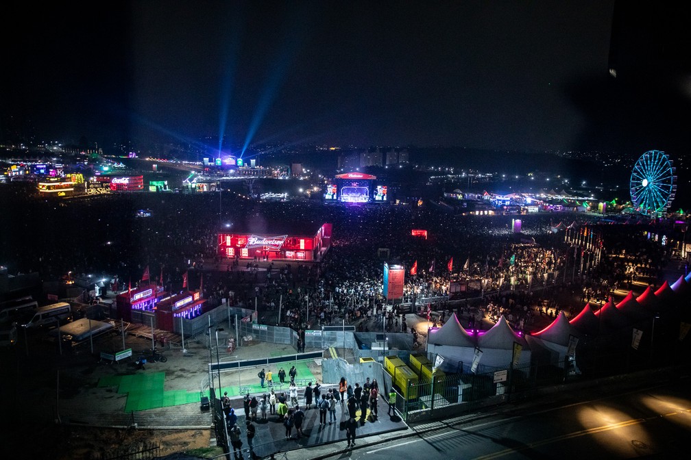 Público lota o palco Budweiser durante show de Sabrina Carpenter no Lollapalooza 2026 — Foto: Fábio Tito/g1