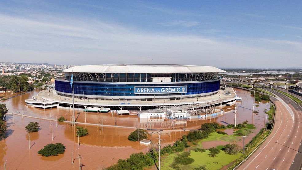 Área externa da Arena do Grêmio foi tomada pela água em Porto Alegre — Foto: Amanda Perobelli/Reuters