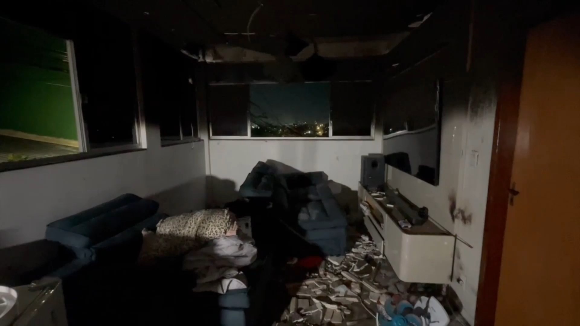 Pipa encosta em fiação e provoca incêndio que destrói casa em Vila Velha