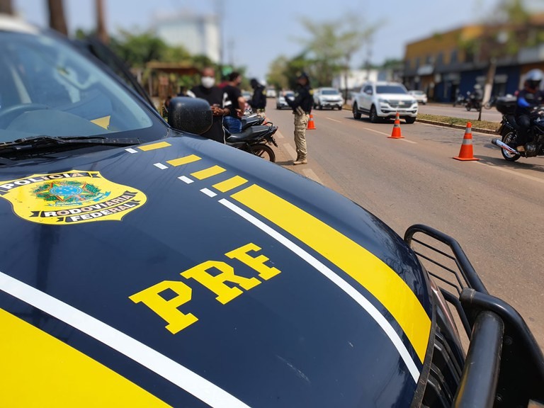 Pilotos se atracam e trocam socos em corrida de motos; veja o vídeo