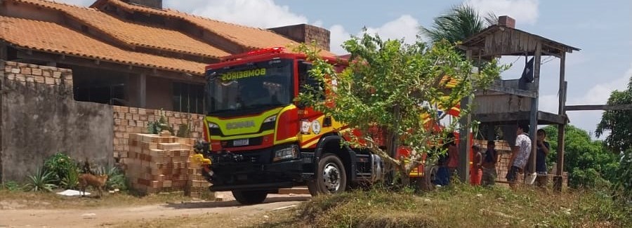 Fogo em terreno baldio assusta moradores no bairro Santo André, em Santarém