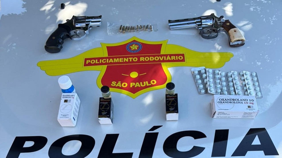 Pol&iacute;cia Rodovi&aacute;ria apreende armas e anabolizantes durante opera&ccedil;&atilde;o na SP-310 em Rio Preto &mdash; Foto: Divulga&ccedil;&atilde;o
