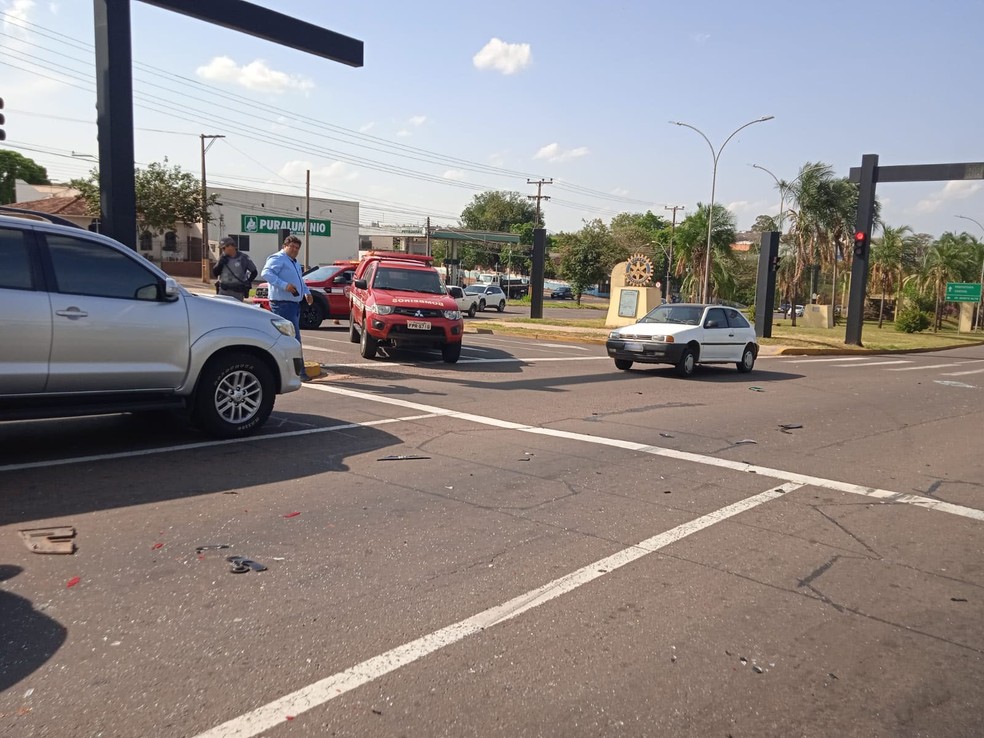 Série de batidas envolveu seis carros e o cavalo-trator de uma carreta na Avenida Manoel Goulart, em Presidente Prudente (SP), na tarde desta segunda-feira (4) — Foto: Kawanny Barros/TV Fronteira