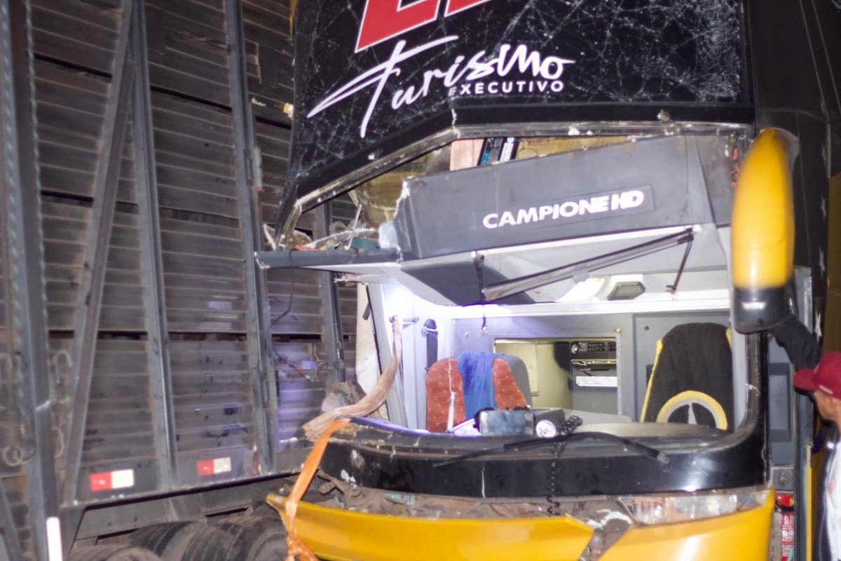 Jogadores do Águia de Marabá seguem viagem após acidente que matou preparador; técnico está na UTI