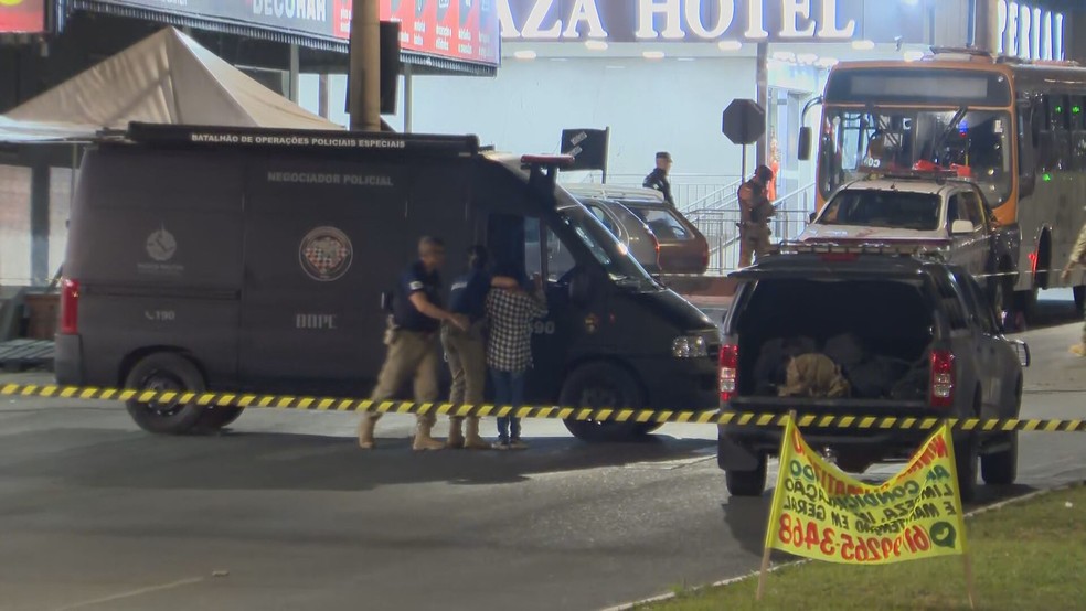 Mulher feita de refém em ônibus no DF é liberada — Foto: Reprodução/TV Globo