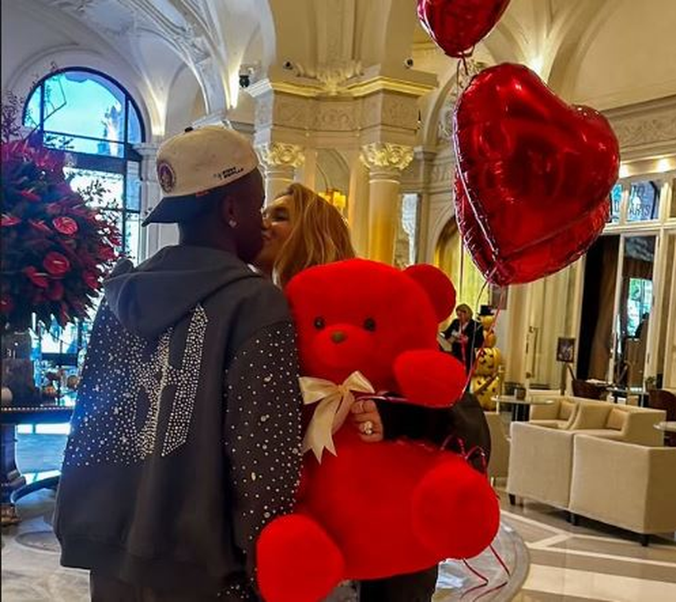 Vini Jr. e Virgínia se beijam após surpresa. — Foto: Reprodução/Redes sociais