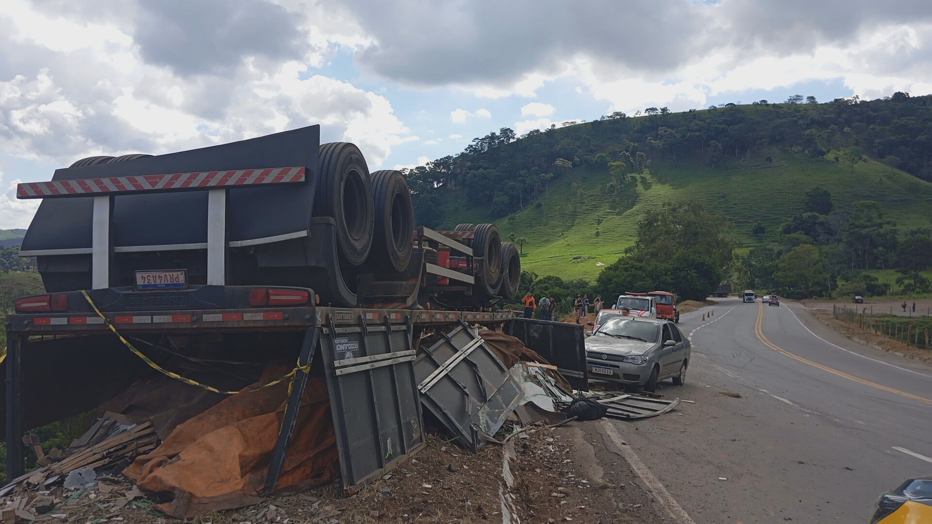 Homem morre após carreta carregada de cerâmica atingir dois carros e cair de ribanceira na BR-381