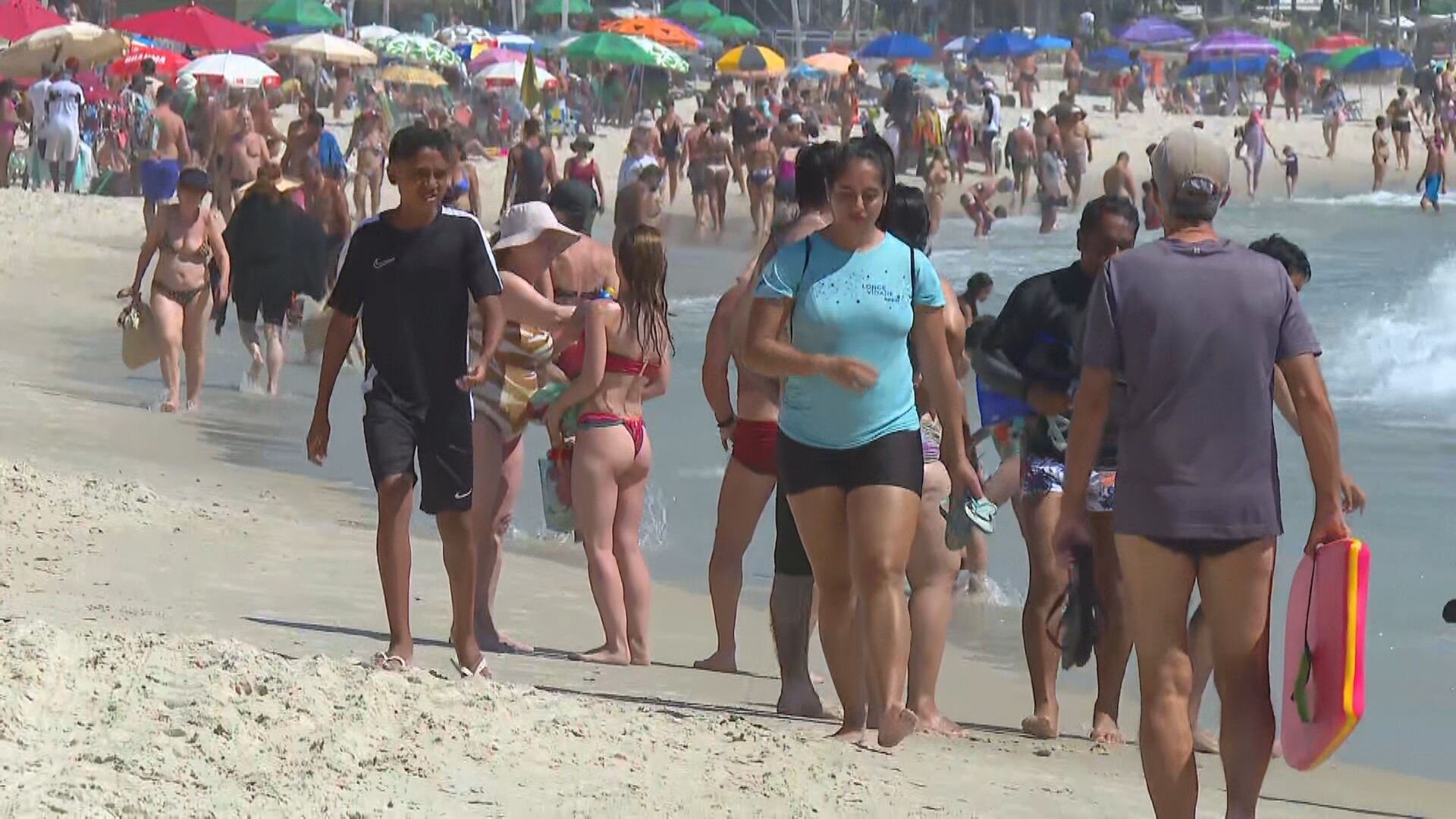 Mesmo com alerta sobre o calor e previsão de 40ºC, Rio tem praias lotadas no Natal