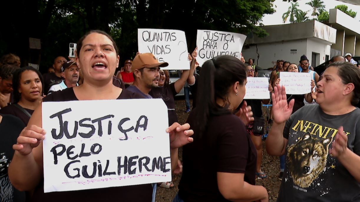 Grupo protesta após morte de menino atropelado com a mãe por motorista que fugiu em Ribeirão Preto