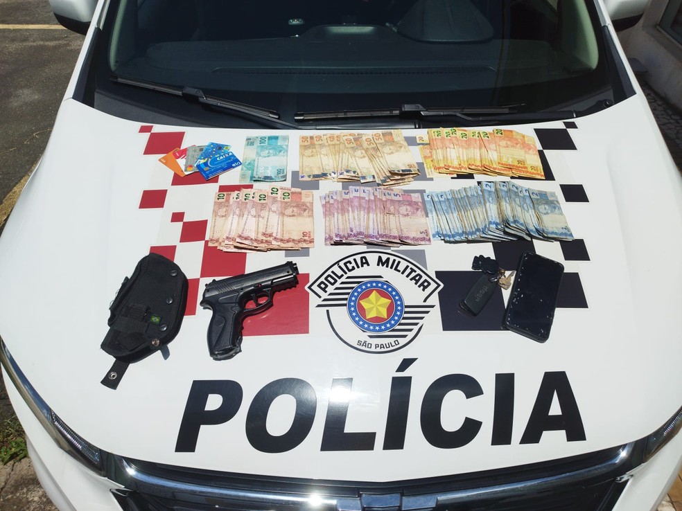 Itens recuperados após assalto a loja de bolos em Campinas (SP) — Foto: Polícia Militar/Divulgação