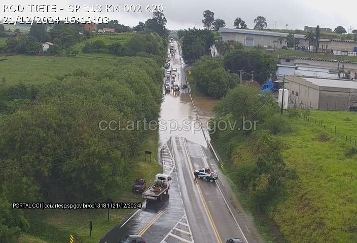 Chuva causa alagamento e interdita trecho da Rodovia Dr. João José Rodrigues em Tietê